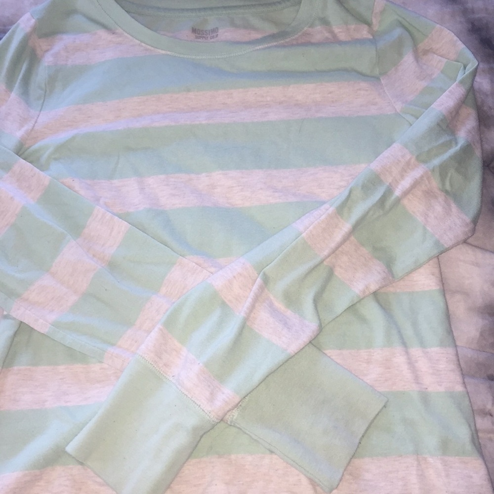 Long sleeve shirt.